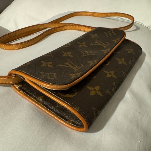******S O L D ***************
Pre loved Louis Vuitton Monogram Pochette Twin PM - Picture 2 of 12